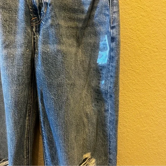 NWT Women’s American Eagle Outfitters Blue Ripped Mom Strigid  Jeans Size 0 - Picture 3 of 9